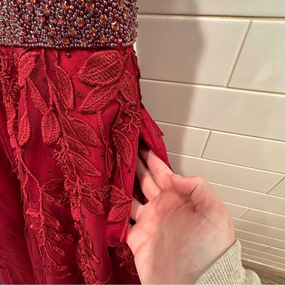 AMARRA | Wine Red Size 14 Floral Appliqué Beaded Tulle Ballgown With Pockets! - Picture 10 of 16